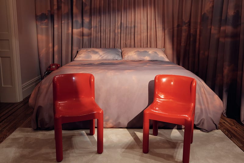 Prada presenta “Satellites II” con Nicolas Winding Refn e Hideo Kojima allo storico Hotel Chelsea