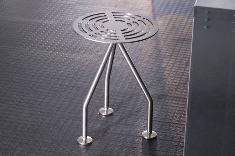 Andrea Ferrari fonde design ciclistico e aeronautico nello sgabello OG—NM301