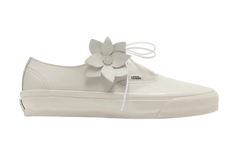 Le Vans Premium Authentic Ease total white con un tocco floreale
