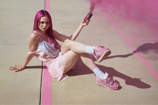 UGG abbandona i neutri e si accende di rosa con la collezione “Dusty Orchid”