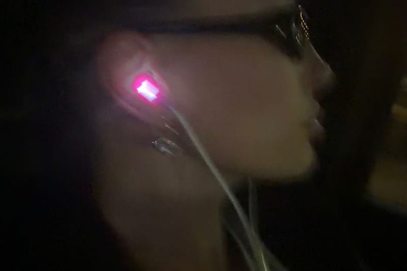 Hailey Bieber anticipa le nuove cuffie con filo luminose SKYLRK di Justin Bieber