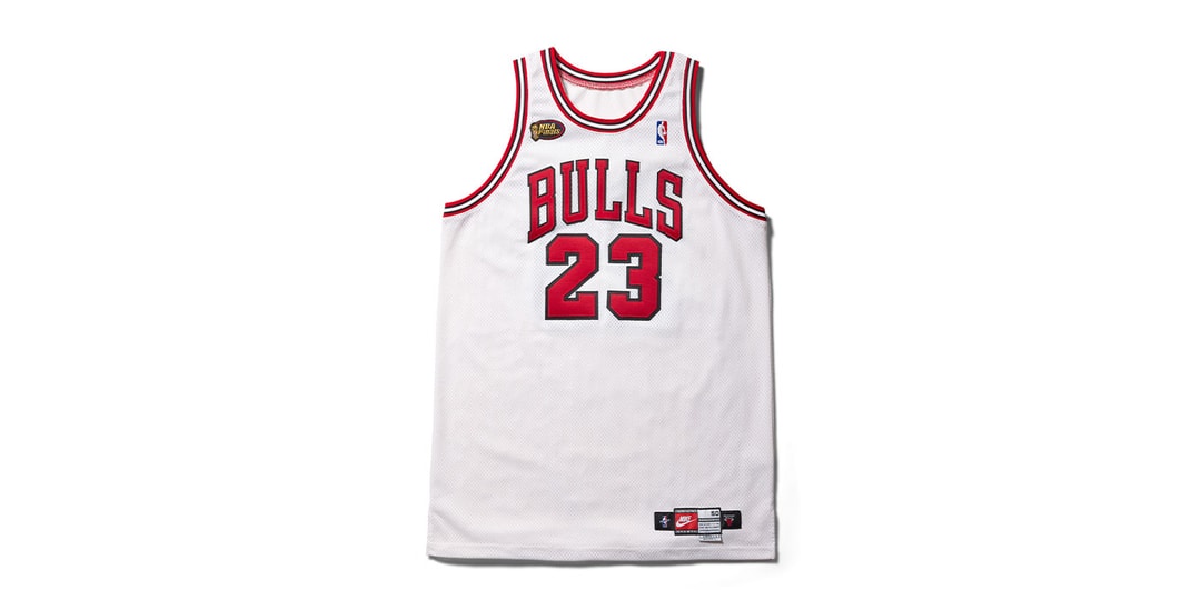 Photo: hypebeast.com La maglia di Michael Jordan indossata in Gara 3 delle Finals NBA 1998 va all’asta su JOOPITER di Pharrell
