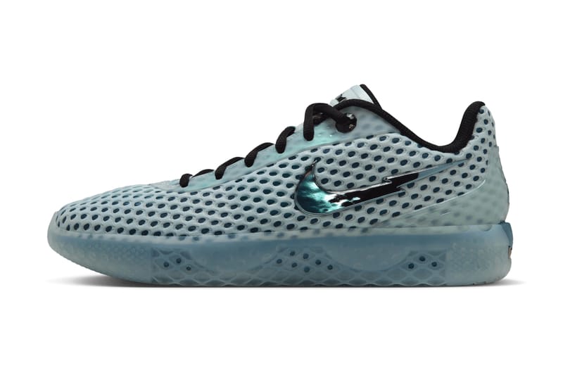 Le Nike LeBron Witness 10 di Bronny James si tingono di azzurro ghiaccio con dettagli trasparenti