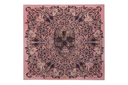 Alexander McQueen 『Skull Scarf』の10周年を祝した Damien Hirst とのコラボスカーフ