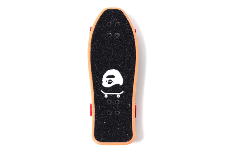 A SKATING APE のフィンガーボードがスペシャルノベルティに