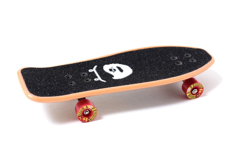 A SKATING APE のフィンガーボードがスペシャルノベルティに