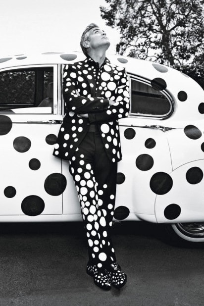 草間 彌生 が手掛けた W Magazine の表紙を飾る ジョージ・クルーニー