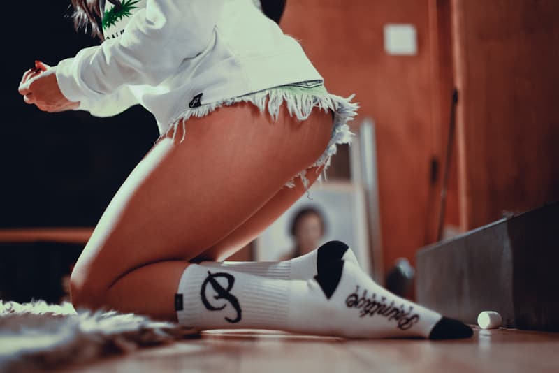 セクシーな女の子をモデルに起用した Primitive のホリデーコレクション