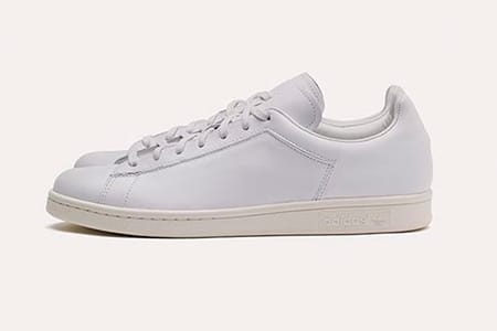 ドーバー ストリート マーケット限定のミニマルな「スタンスミス」