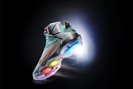 Nike “LeBron 12” 新作は7色展開