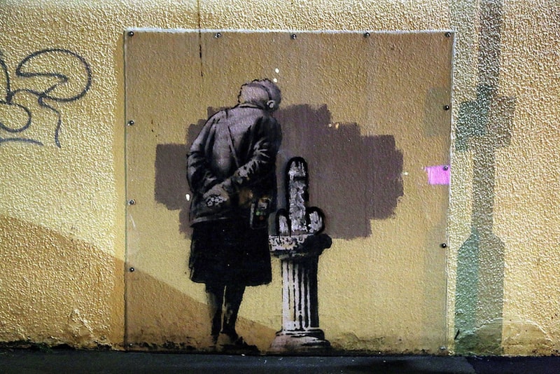 Banksy の新作 ‘Art Buff’ を汚す卑劣な落書き