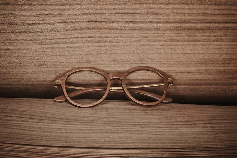 Giorgio Armani 天然のウッド素材を使用したアイウエアコレクション