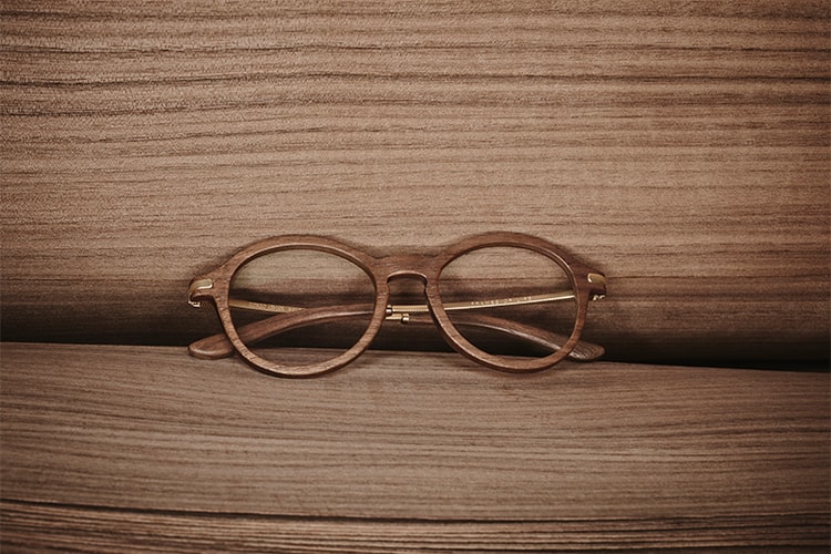 Giorgio Armani 天然のウッド素材を使用したアイウエアコレクション