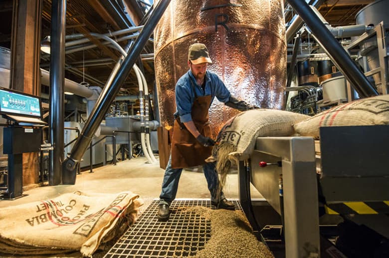 Starbucks の未来？ シアトルにオープンした世界最大の店舗は焙煎所付き