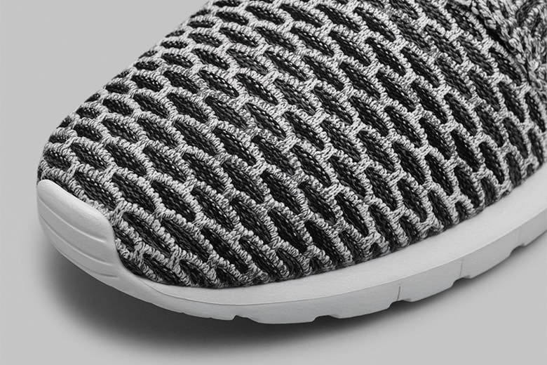超軽量かつ柔軟性に優れた Nike Roshe Flyknit 