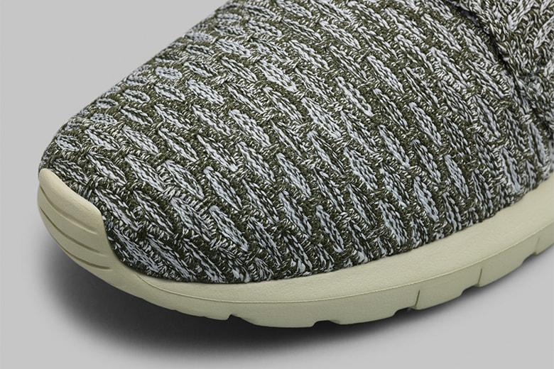 超軽量かつ柔軟性に優れた Nike Roshe Flyknit 