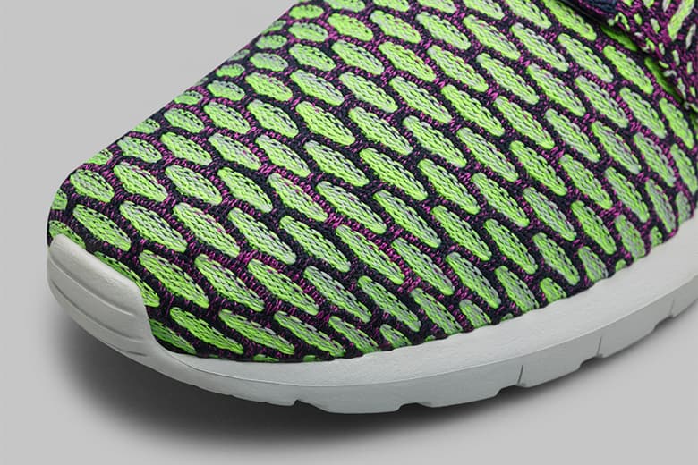 超軽量かつ柔軟性に優れた Nike Roshe Flyknit 