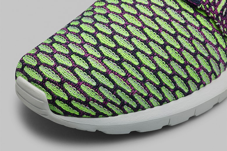 超軽量かつ柔軟性に優れた Nike Roshe Flyknit 
