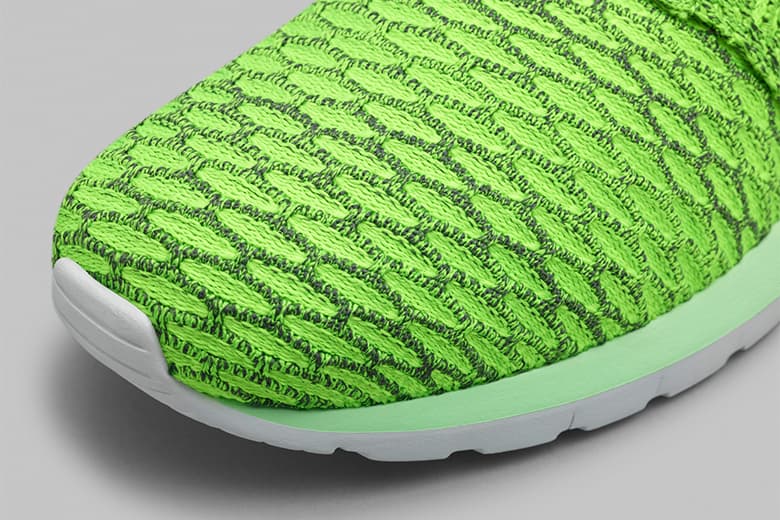 超軽量かつ柔軟性に優れた Nike Roshe Flyknit 