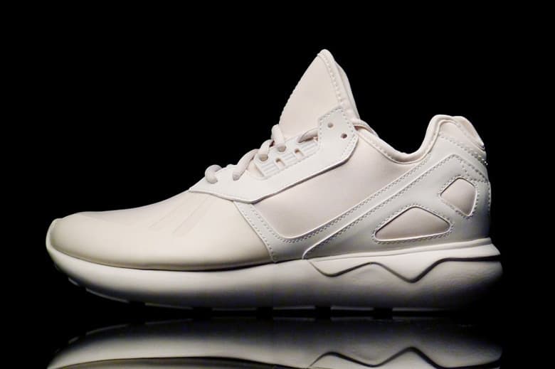 クリーンなオフホワイト一色の adidas Originals Tubular Runner 