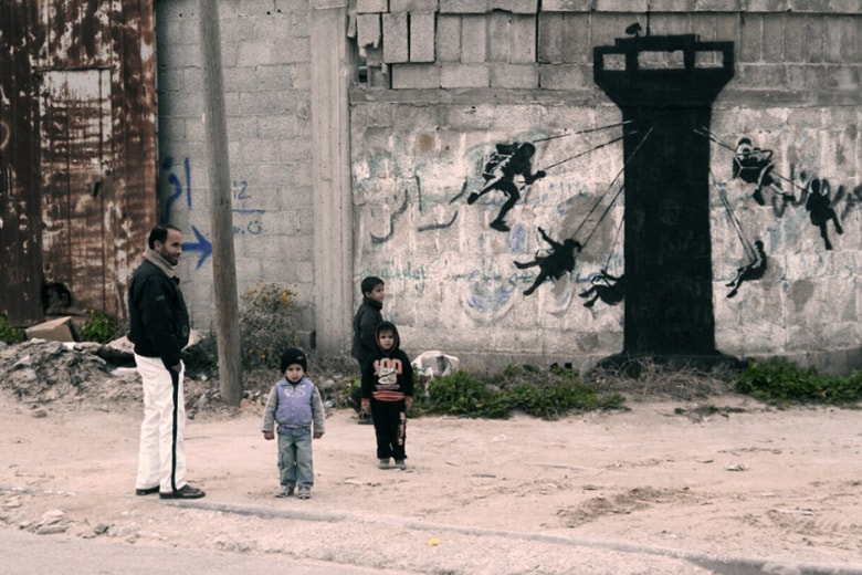 Banksy がガザ地区に新たなストリートアートを描く
