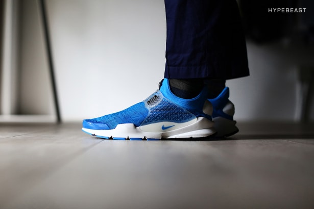 fragment design x NikeLab Sock Dart "Photo Blue” にクローズアップ