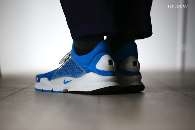 fragment design x NikeLab Sock Dart "Photo Blue” にクローズアップ