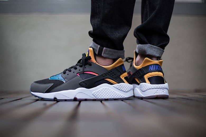 鮮やかな色で遊ぶ Nike Air Huarache Run SD