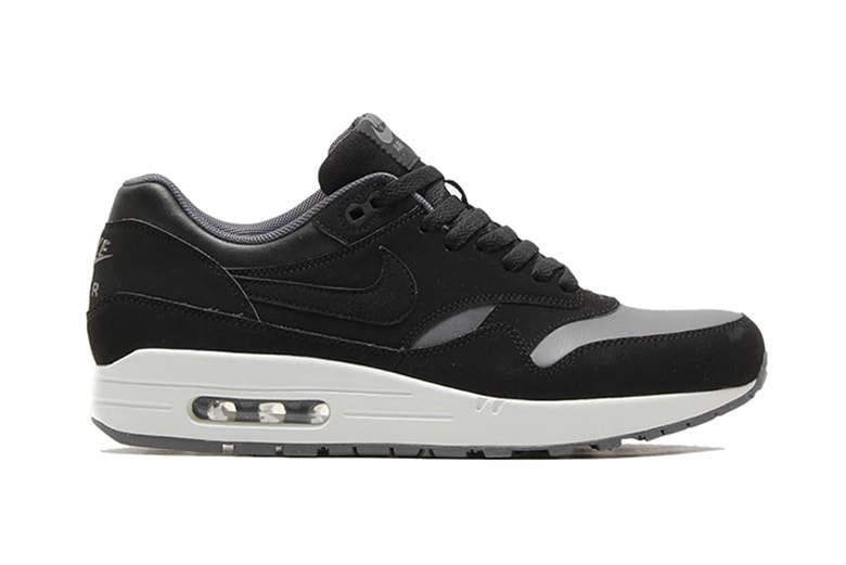 アッパーにレザーを使用した Nike Air Max 1