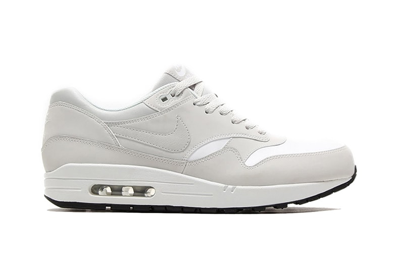 アッパーにレザーを使用した Nike Air Max 1