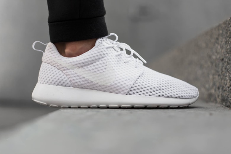 爽やかなオールホワイトの Nike Roshe Run Breeze 