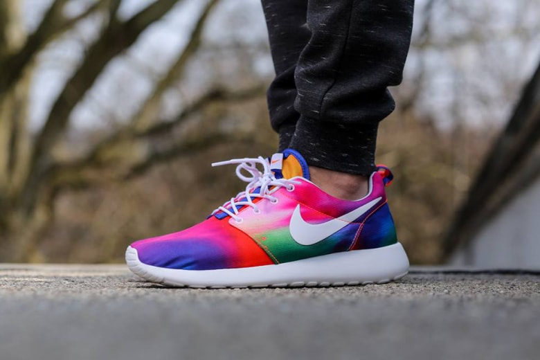 存在感を放つレインボーの Nike Roshe Run Print