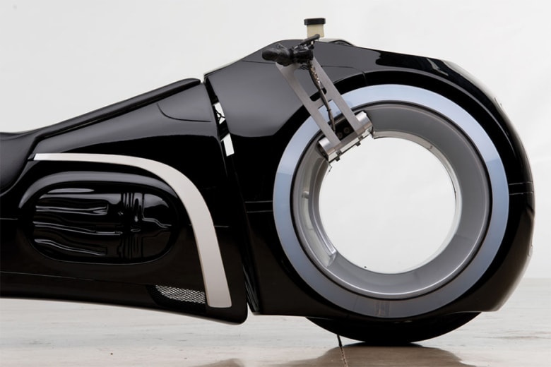 『Tron: Legacy』に登場する Lightcycle のレプリカが4万ドルで手に入る？