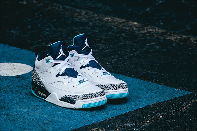 ハイブリッドな Air Jordan Son of Mars Low White/Midnight Navy
