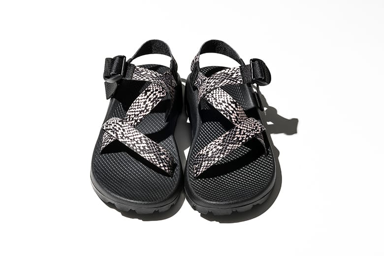 Chaco × Adam et Ropé パイソン柄の別注サンダル
