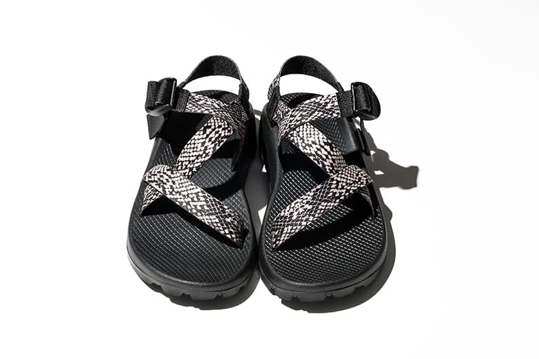 Chaco × Adam et Ropé パイソン柄の別注サンダル