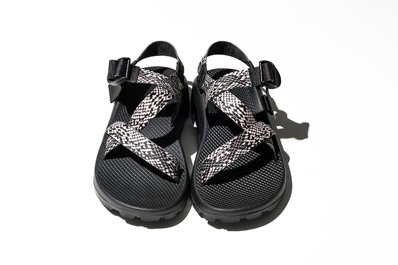 Chaco × Adam et Ropé パイソン柄の別注サンダル