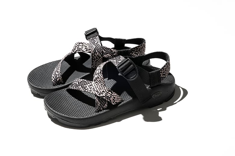 Chaco × Adam et Ropé パイソン柄の別注サンダル