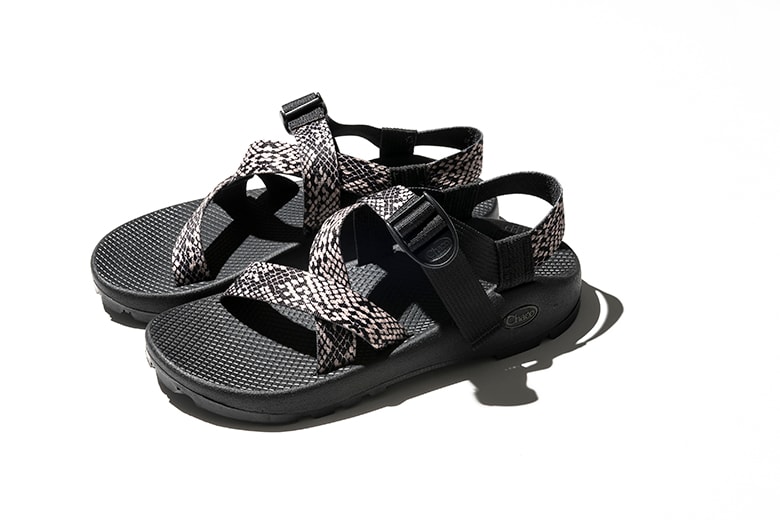 Chaco × Adam et Ropé パイソン柄の別注サンダル