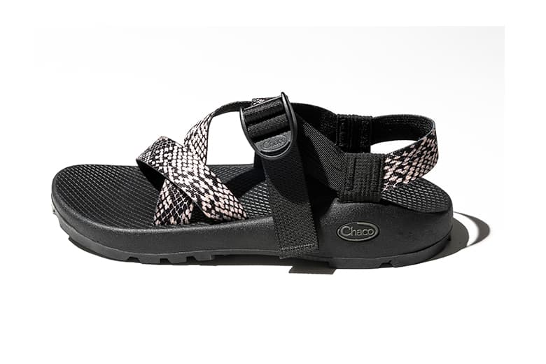 Chaco × Adam et Ropé パイソン柄の別注サンダル