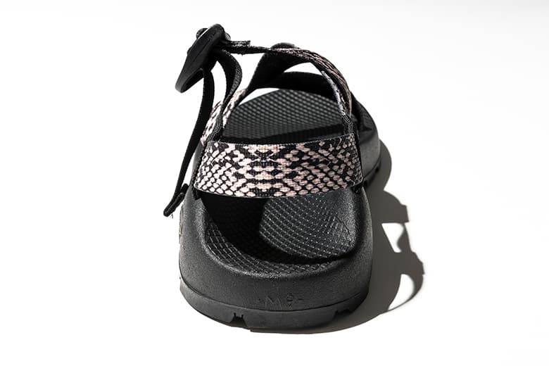 Chaco × Adam et Ropé パイソン柄の別注サンダル