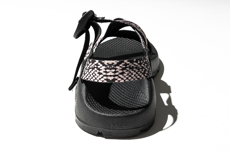 Chaco × Adam et Ropé パイソン柄の別注サンダル