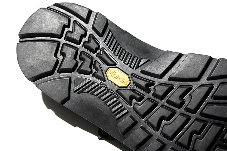 Chaco × Adam et Ropé パイソン柄の別注サンダル