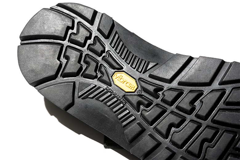 Chaco × Adam et Ropé パイソン柄の別注サンダル