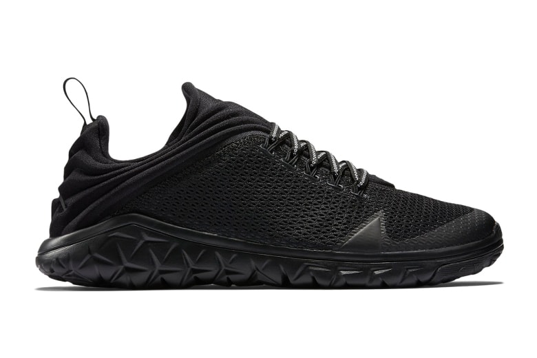 オールブラックの Jordan Flightflex 