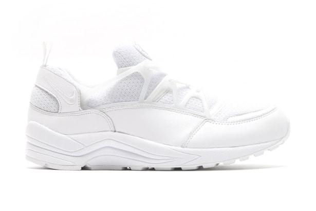 爽やかなオールホワイトの Nike Air Huarache Light