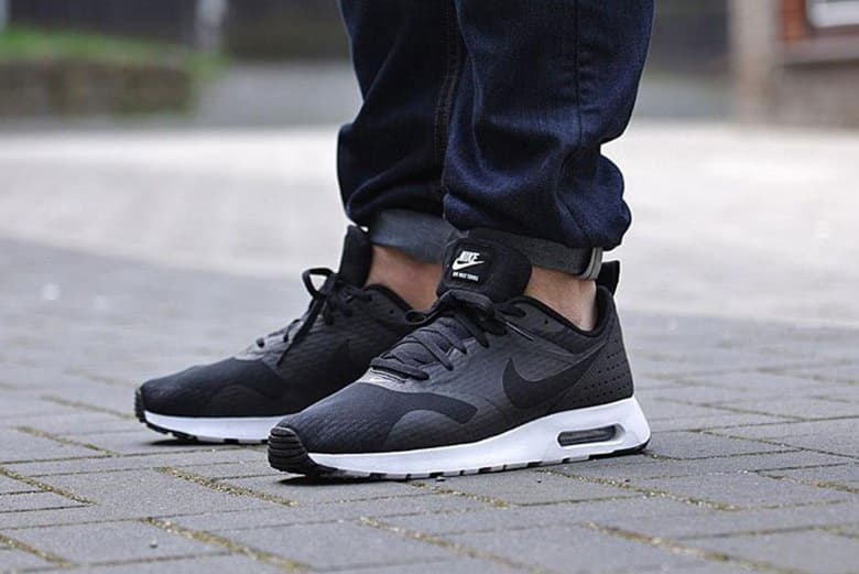 モノトーンの Nike Air Max Tavas Essential