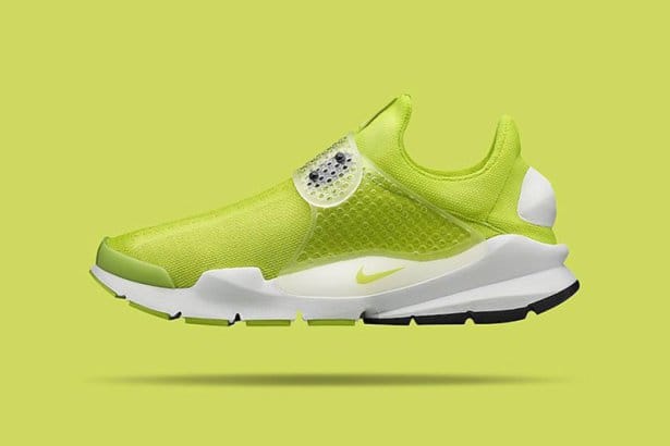 色鮮やかなイエローグリーンの NikeLab Sock Dart SP