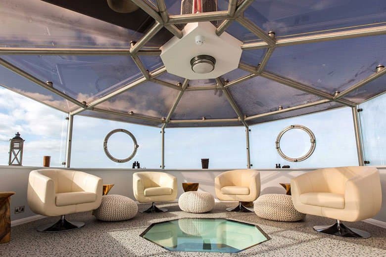 ヴィクトリア朝時代の要塞がラグジュアリーな海上ホテルに