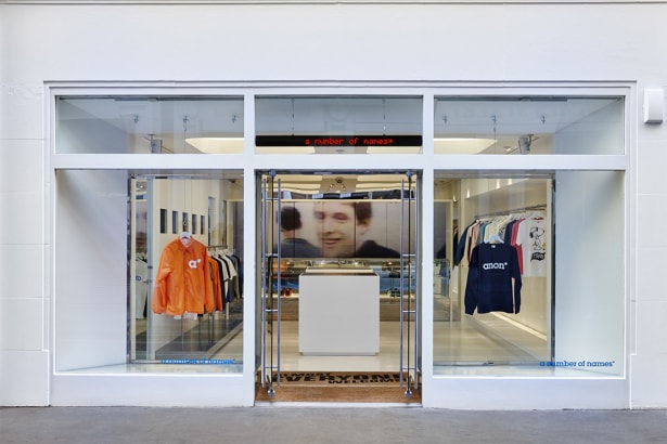 a number of names* がロンドンに旗艦店をオープン